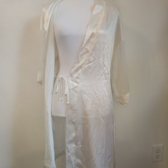 Robe - Picture 2 of 6